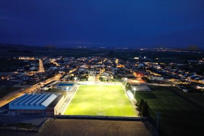 Vista aèria del camp de futbol amb els nous focus. - AJUNTAMENT DE CASTELLSERÀ