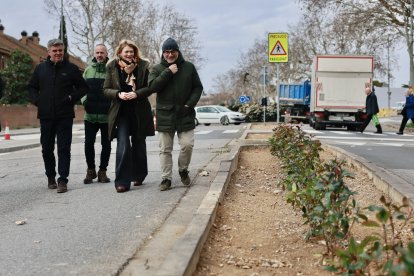 La primera teniente de alcalde, Begoña Iglesias, visitó ayer los trabajos de ajardinamiento. - AJUNTAMENT DE LLEIDA