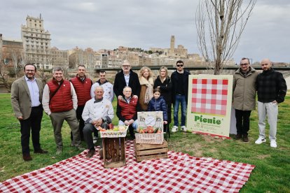 Presentación ayer del pícnic, que se hará entre la pasarela de Cappont y el puente de Estudi General. - MARIO GASCÓN/PAERIA