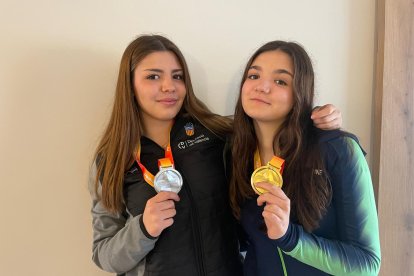 Erika, a la izquierda, con su medalla de plata, junto a su hermana Àngela, que ganó el oro.