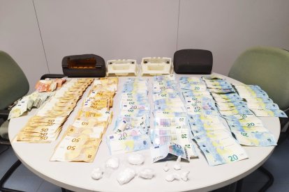 Droga y dinero incautados al hombre detenido en Cervera. - MOSSOS D’ESQUADRA