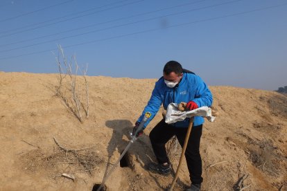 Aplicación de un biocida en un talud en Fraga en 2022.