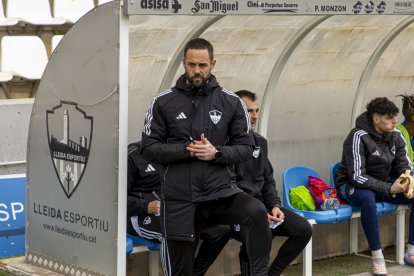 Marc Garcia, con gesto contrariado, durante su último partido como técnico del Lleida, el domingo. - JORDI ECHEVARRIA