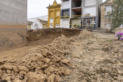 Los restos de Torrent- Los huesos humanos que afloraron la semana pasada en unas obras en el cementerio de Torrent de Cinca, tanto los procedentes de una tumba documentada como el resto, al parecer de una fosa, serán depositados en el nicho que va a empezar a ser utilizado como osario municipal sin que se llegue a analizar su ADN para intentar identificar su origen. - JORDI ECHEVARRÍA