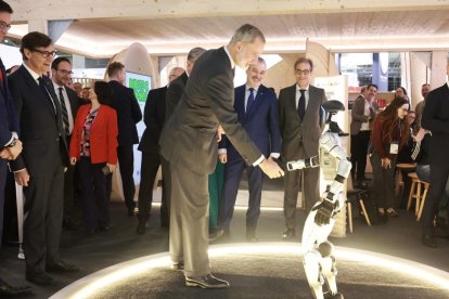 Robot humanoide de Invelon- El estand de la empresa leridana en el MWC recibió ayer la visita del rey Felipe VI, que encajó su mano con la del robot humanoide G1, fabricado por la empresa china Unitree y con la programación de Invelon Technologies. - INVELONTECH