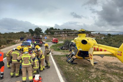 Efectivos de emergencias, ayer atendido a los heridos en la C-242