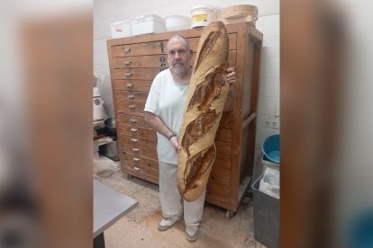 El panadero de Bovera con una barra de 5 kilos