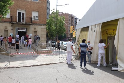 Carpa médica. El SEM instaló una carpa junto al CAP de Urgencias de Prat de la Riba para separar a los pacientes con enfermedades respiratorias del resto. Estuvo activa entre julio y noviembre de 2020. - J.M.A