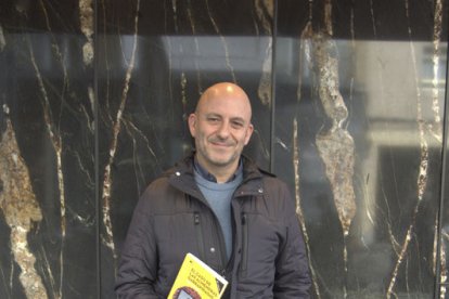 Francesc Baena: “Se’m va encendre el llum: que els prefacis narressin la trama... i amb humor! - M.R.V.
