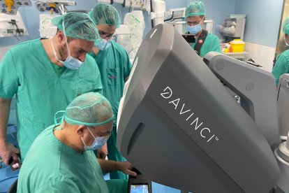 Una cirurgia feta a Girona amb el robot Da Vinci de Clínic Lleida. - CLÍNIC LLEIDA