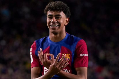 Lamine Yamal mostrando el 304 característico de sus celebraciones. - GOAL.COM