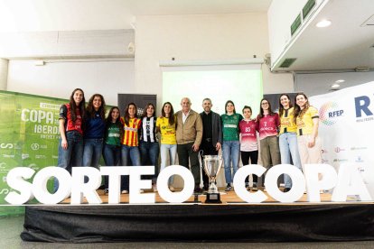 Jugadores dels vuit equips participants posen després del sorteig celebrat a Cerdanyola. - FEP