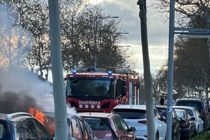 Vista de los Bomberos sofocando el incendio ayer en el Passeig Onze de Setembre. - BOMBEROS DE LA GENERALITAT