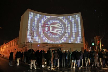 En la fachada del centro se proyectaron imágenes históricas y un maping conmemorativo. - AMADO FORROLLA