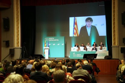 Intervención del presidente de Junts, Carles Puigdemont, durante el Consell Nacional del partido en el Teatre de l'Amistat de Mollerussa.