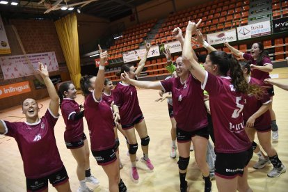 La jugadoras del Lleida celebrándo su acceso a las fases de ascenso. - SANTI IGLESIAS