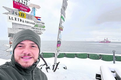 Jean Sierra Mora, en una de les zonas donde los que llegan a la Antártida cuelgan un cartel que marca la distancia a su lugar de origen. - J.M