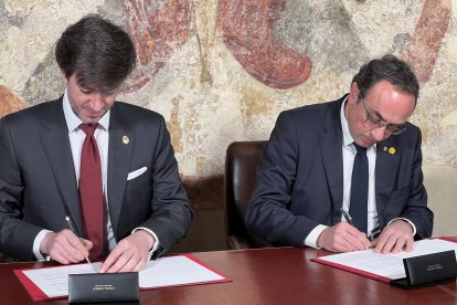 El presidente del Parlament de Catalunya, Josep Rull, y el síndic general de Andorra, Carles Ensenyat, firman un memorándum para formalizar las relaciones entre las dos instituciones.