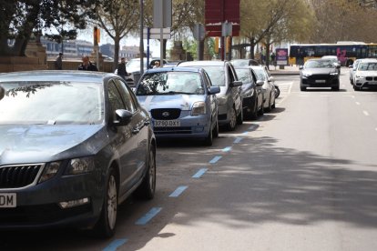 Cotxes estacionats ahir en una zona blava de la ciutat de Lleida. - MAGDALENA ALTISENT