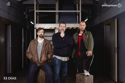 Carles Porta, entre los dos protagonistas de la serie ‘33 días’. - ATRESMEDIA