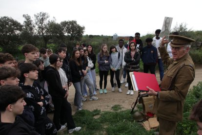 Antoni Bardavio, que encarna el capità Barrera, explicant a un grup d’escolars el dia a dia dels soldats al Merengue. - M. CODINAS