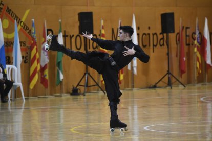 Un dels participants en la competició durant la seua actuació. - SANTI IGLESIAS