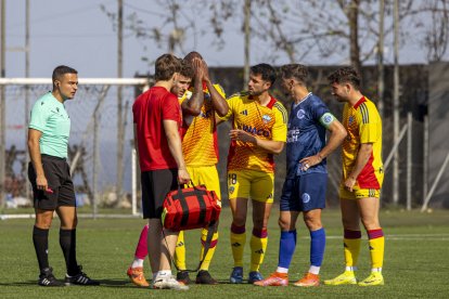 Neyder Lozano sale del campo entre lágrimas. - JORDI ECHEVARRIA