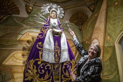 La presidenta de la Congregació, Beneta Santiveri, preparando a la Verge dels Dolors el pasado viernes antes de iniciar el septenario. - LAIA PEDRÓS