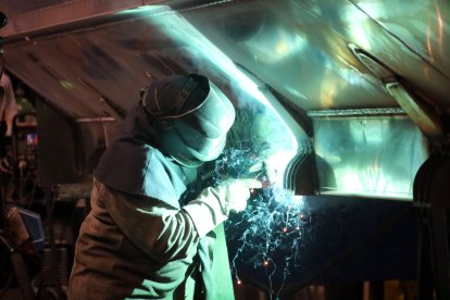 Un treballador solda la cisterna d'un camió a l'empresa Cubas Segre de Lleida.