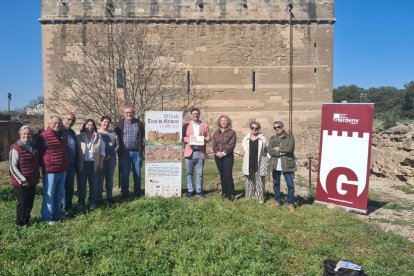 Presentación ayer de la ‘diada’ ante el castillo medieval de Gardeny. - PAERIA