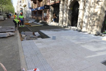 Colocan las baldosas de la nueva acera de Rambla Ferran - MAGDALENA ALTISENT