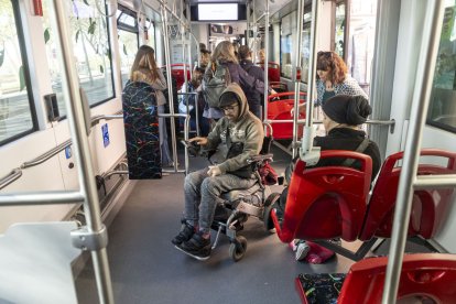 Usuarios de diversos colectivos de discapacitados analizaron ayer las deficiencias de los buses urbanos. - JORDI ECHEVARRIA