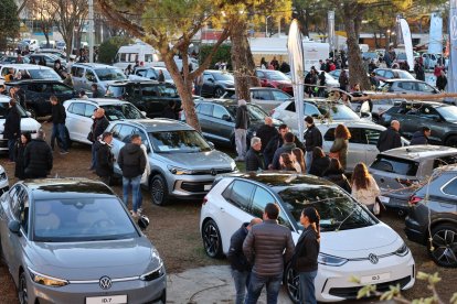 Visitants al Saló durant la jornada de dissabte. - J.GÓMEZ