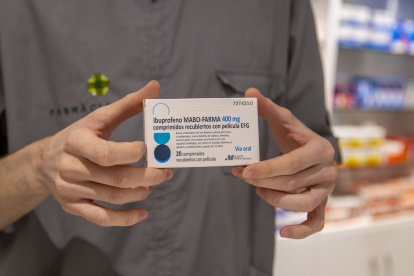 Caja de ibuprofenos. - JORDI ECHEVARRIA
