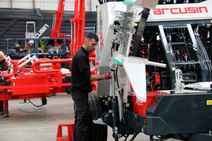 Un técnico trabajando en la fábrica de Arcusin, en Vila-sana
