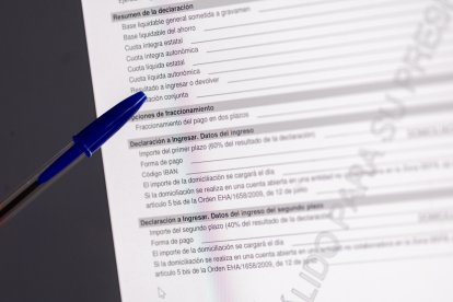 Una persona cumplimenta la declaración de la Renta.