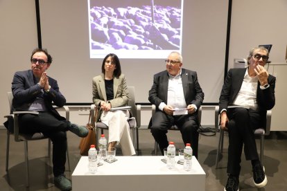 Francesc Canosa, director de la revista, y Antoni Gelonch, presidente de Horitzons, con Cervós y Benet. - MAGDALENA ALTISENT