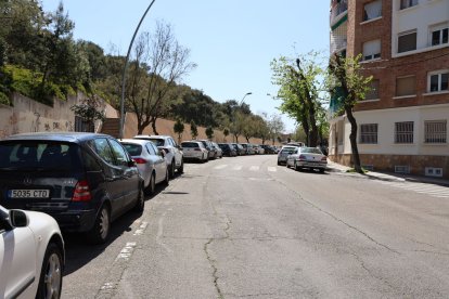 La calle Camp de Mart de Lleida, en el Barri Antic, tendrá 82 nuevas plazas de zona azul en el tramo entre Salmerón y Onofre Cerveró. - MAGDALENA ALTISENT