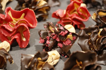 Detall d'una rosa petita de xocolata negra i guarnició de gerds de l'obrador el Rosal de Tàrrega .