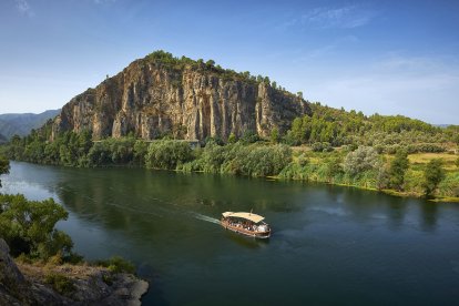 El riu Ebre i els seus paisatges marquen el caràcter del territori i la seua gent.
