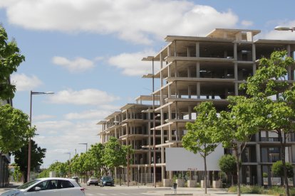 Estructuras de edificios inacabados en la zona de expansión del barrio de la Bordeta de Lleida.