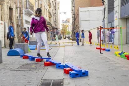 Entre las actividades que se proponían había circuitos de obstáculos y habilidades. - JORDI ECHEVARRIA