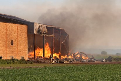 El incendio se declaró a las 18.41 horas. - JOAN GÓMEZ