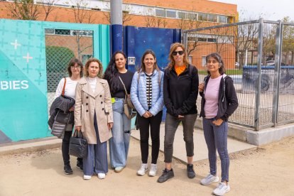 Representants de les famílies d’alumnes dels col·legis públics de la Bordeta. - JORDI ECHEVARRIA