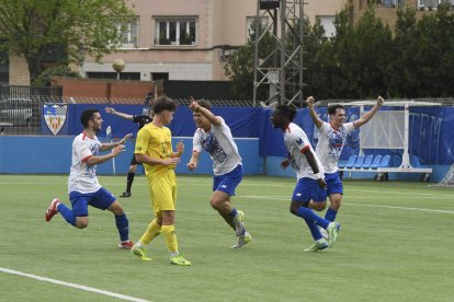 Miquel Graells celebra el 3-0 amb Porta i Lamin i assenyala cap a la zona de banquetes per dedicar el gol al seu germà Jofre. - SANTI IGLESIAS