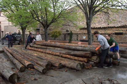 Los vecinos trabajarán durante toda la semana para construir los rais que bajarán el viernes. - C.SANS