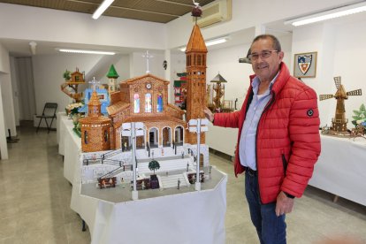 L’autor de la maqueta, Antonio Navas, davant l’obra, que recrea l’església al detall. - J.GÓMEZ