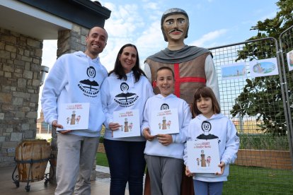 La família Rubiol Escobedo va presentar el conte infantil sobre el gegant Narcís dissabte a la cooperativa d’Ivars. - J. GÓMEZ