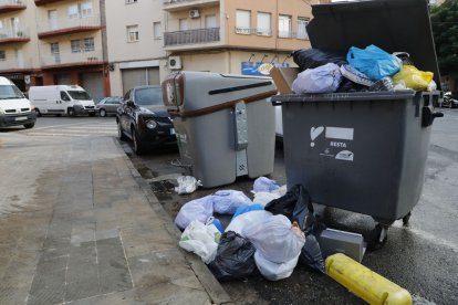 Imatge d’arxiu de bosses d’escombraries fora dels contenidors. - AMADO FORROLLA