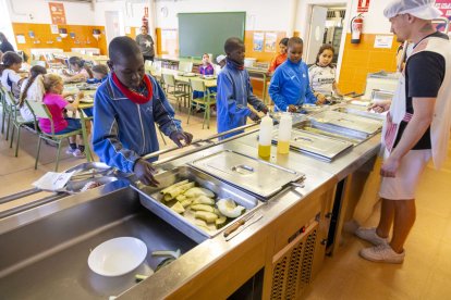 Alumnos en el comedor escolar del instituto escuela Torre Queralt, al Secà de Sant Pere. - JORDI ECHEVARRIA